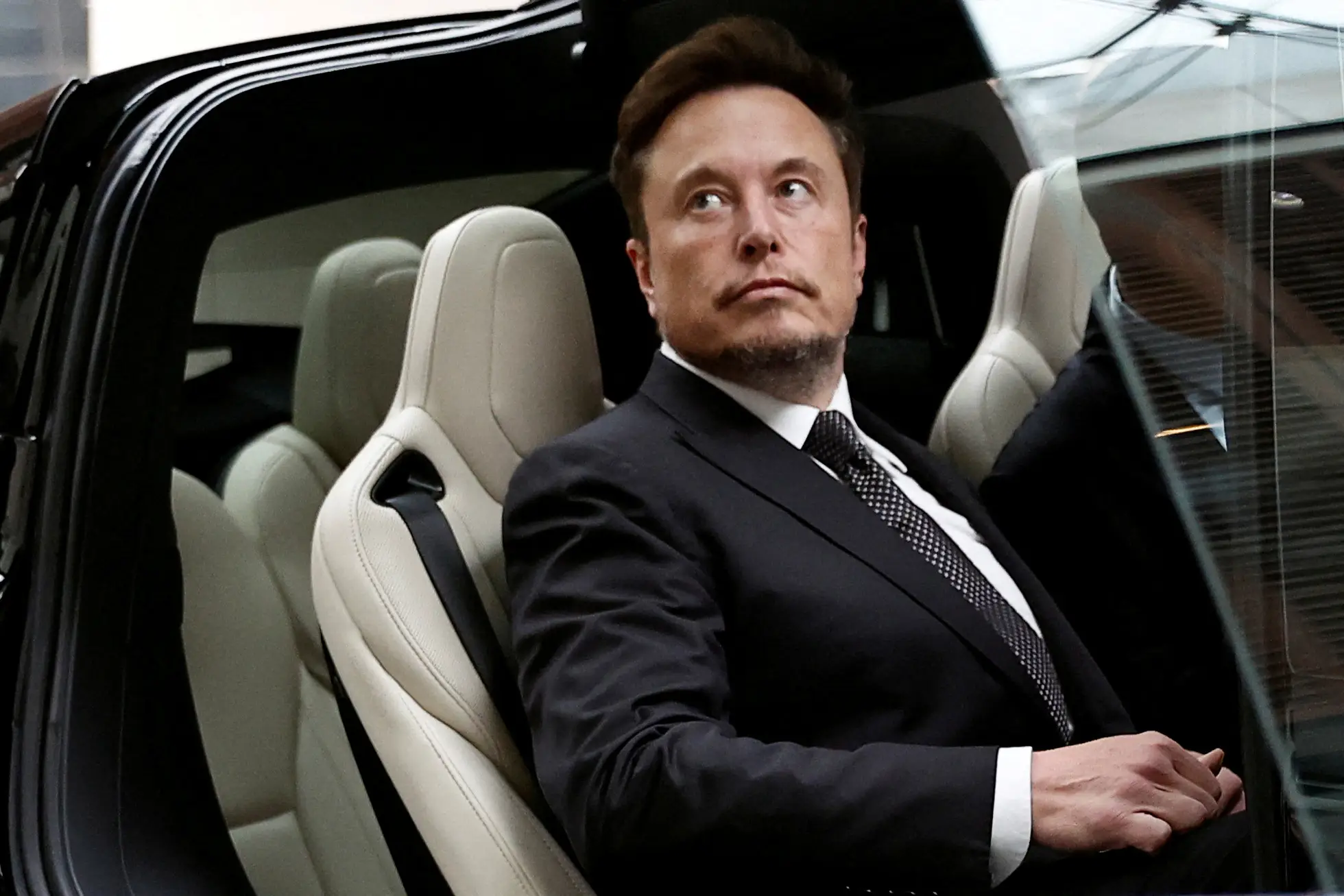 Musk tenta acalmar funcionários da Tesla após queda drástica nas ações e desafios para a empresa